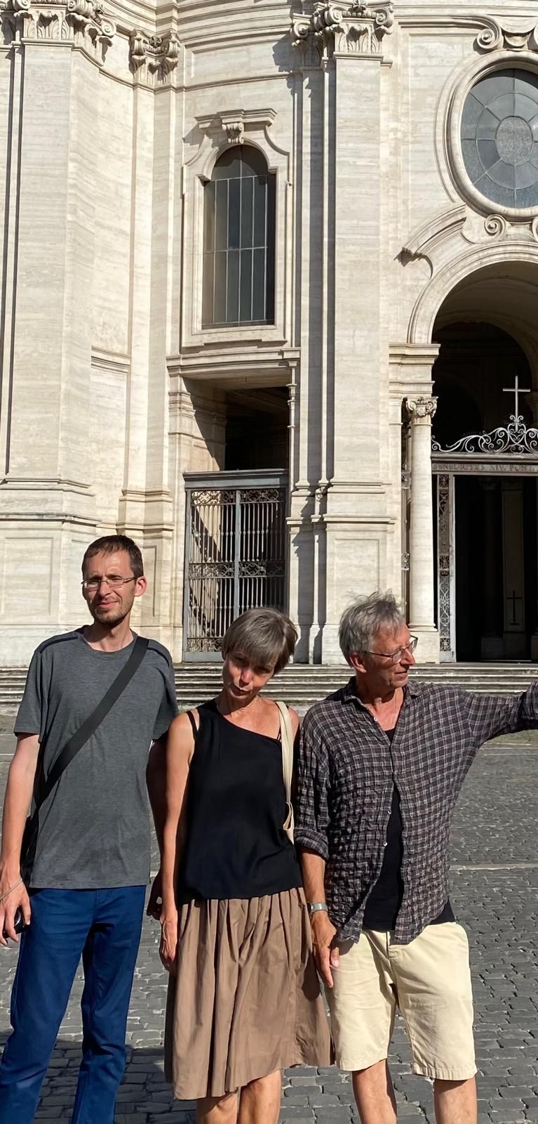 Marcin Cyrulski, Grażyna Strykowska i Maciej Grela przed kościołem